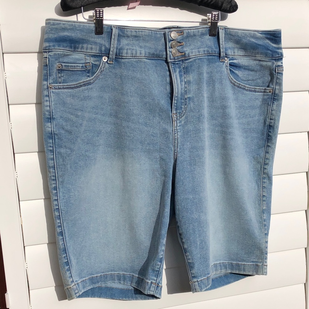 NWT Torrid Medium Wash Jean Shorts
